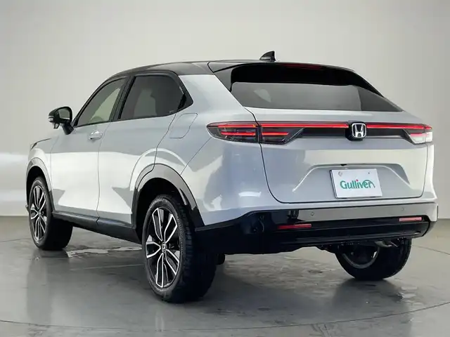 ホンダ ヴェゼル ハイブリッド e:HEV Z PLaYパッケージ 愛知県 2025(令7)年 0.4万km パールⅡ 純正９型ナビ　フルセグＴＶ　カープレイ対応　バックカメラ　白ハーフレザー　シートヒーター　ワイヤレス充電　ホンダセンシング　衝突軽減装置　追従クルコン　ＢＳＭ　ＬＥＤオートライト　フォグランプ　ハンドル支援　ETC2.0　パワーバックドア　ツートンカラー　保証書　ワンオナ　禁煙車/	Honda SENSING/	ブラインドスポットインフォメーション/	アダプティブドライビングビーム(ADB)/	後退出庫サポート/	Honda CONNECTディスプレー＋ETC2.0車載器＋ワイヤレス充電器/	運転席助手席シートヒーター/	ハンズフリーアクセスパワーテールゲート(予約クローズ機能付)/	LEDシーケンシャルターンシグナルランプ/	18インチアルミホイール/	コンビシート(PLaY専用)/	本革巻きステアリング