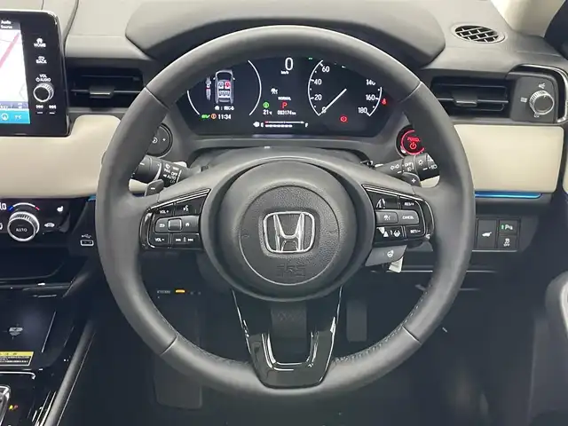 ホンダ ヴェゼル ハイブリッド e:HEV Z PLaYパッケージ 愛知県 2025(令7)年 0.4万km パールⅡ 純正９型ナビ　フルセグＴＶ　カープレイ対応　バックカメラ　白ハーフレザー　シートヒーター　ワイヤレス充電　ホンダセンシング　衝突軽減装置　追従クルコン　ＢＳＭ　ＬＥＤオートライト　フォグランプ　ハンドル支援　ETC2.0　パワーバックドア　ツートンカラー　保証書　ワンオナ　禁煙車/	Honda SENSING/	ブラインドスポットインフォメーション/	アダプティブドライビングビーム(ADB)/	後退出庫サポート/	Honda CONNECTディスプレー＋ETC2.0車載器＋ワイヤレス充電器/	運転席助手席シートヒーター/	ハンズフリーアクセスパワーテールゲート(予約クローズ機能付)/	LEDシーケンシャルターンシグナルランプ/	18インチアルミホイール/	コンビシート(PLaY専用)/	本革巻きステアリング