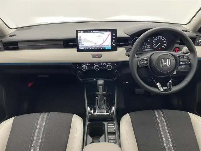 ホンダ ヴェゼル ハイブリッド e:HEV Z PLaYパッケージ 愛知県 2025(令7)年 0.4万km パールⅡ 純正９型ナビ　フルセグＴＶ　カープレイ対応　バックカメラ　白ハーフレザー　シートヒーター　ワイヤレス充電　ホンダセンシング　衝突軽減装置　追従クルコン　ＢＳＭ　ＬＥＤオートライト　フォグランプ　ハンドル支援　ETC2.0　パワーバックドア　ツートンカラー　保証書　ワンオナ　禁煙車/	Honda SENSING/	ブラインドスポットインフォメーション/	アダプティブドライビングビーム(ADB)/	後退出庫サポート/	Honda CONNECTディスプレー＋ETC2.0車載器＋ワイヤレス充電器/	運転席助手席シートヒーター/	ハンズフリーアクセスパワーテールゲート(予約クローズ機能付)/	LEDシーケンシャルターンシグナルランプ/	18インチアルミホイール/	コンビシート(PLaY専用)/	本革巻きステアリング