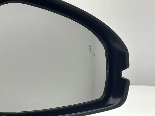ホンダ ヴェゼル ハイブリッド e:HEV Z PLaYパッケージ 愛知県 2025(令7)年 0.4万km パールⅡ 純正９型ナビ　フルセグＴＶ　カープレイ対応　バックカメラ　白ハーフレザー　シートヒーター　ワイヤレス充電　ホンダセンシング　衝突軽減装置　追従クルコン　ＢＳＭ　ＬＥＤオートライト　フォグランプ　ハンドル支援　ETC2.0　パワーバックドア　ツートンカラー　保証書　ワンオナ　禁煙車/	Honda SENSING/	ブラインドスポットインフォメーション/	アダプティブドライビングビーム(ADB)/	後退出庫サポート/	Honda CONNECTディスプレー＋ETC2.0車載器＋ワイヤレス充電器/	運転席助手席シートヒーター/	ハンズフリーアクセスパワーテールゲート(予約クローズ機能付)/	LEDシーケンシャルターンシグナルランプ/	18インチアルミホイール/	コンビシート(PLaY専用)/	本革巻きステアリング