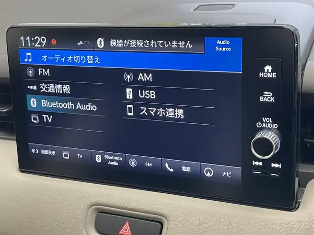 ホンダ ヴェゼル ハイブリッド e:HEV Z PLaYパッケージ 愛知県 2025(令7)年 0.4万km パールⅡ 純正９型ナビ　フルセグＴＶ　カープレイ対応　バックカメラ　白ハーフレザー　シートヒーター　ワイヤレス充電　ホンダセンシング　衝突軽減装置　追従クルコン　ＢＳＭ　ＬＥＤオートライト　フォグランプ　ハンドル支援　ETC2.0　パワーバックドア　ツートンカラー　保証書　ワンオナ　禁煙車/	Honda SENSING/	ブラインドスポットインフォメーション/	アダプティブドライビングビーム(ADB)/	後退出庫サポート/	Honda CONNECTディスプレー＋ETC2.0車載器＋ワイヤレス充電器/	運転席助手席シートヒーター/	ハンズフリーアクセスパワーテールゲート(予約クローズ機能付)/	LEDシーケンシャルターンシグナルランプ/	18インチアルミホイール/	コンビシート(PLaY専用)/	本革巻きステアリング