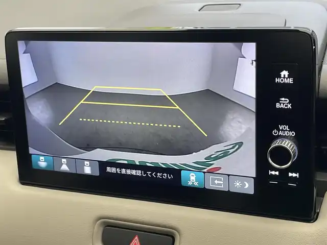 ホンダ ヴェゼル ハイブリッド e:HEV Z PLaYパッケージ 愛知県 2025(令7)年 0.4万km パールⅡ 純正９型ナビ　フルセグＴＶ　カープレイ対応　バックカメラ　白ハーフレザー　シートヒーター　ワイヤレス充電　ホンダセンシング　衝突軽減装置　追従クルコン　ＢＳＭ　ＬＥＤオートライト　フォグランプ　ハンドル支援　ETC2.0　パワーバックドア　ツートンカラー　保証書　ワンオナ　禁煙車/	Honda SENSING/	ブラインドスポットインフォメーション/	アダプティブドライビングビーム(ADB)/	後退出庫サポート/	Honda CONNECTディスプレー＋ETC2.0車載器＋ワイヤレス充電器/	運転席助手席シートヒーター/	ハンズフリーアクセスパワーテールゲート(予約クローズ機能付)/	LEDシーケンシャルターンシグナルランプ/	18インチアルミホイール/	コンビシート(PLaY専用)/	本革巻きステアリング