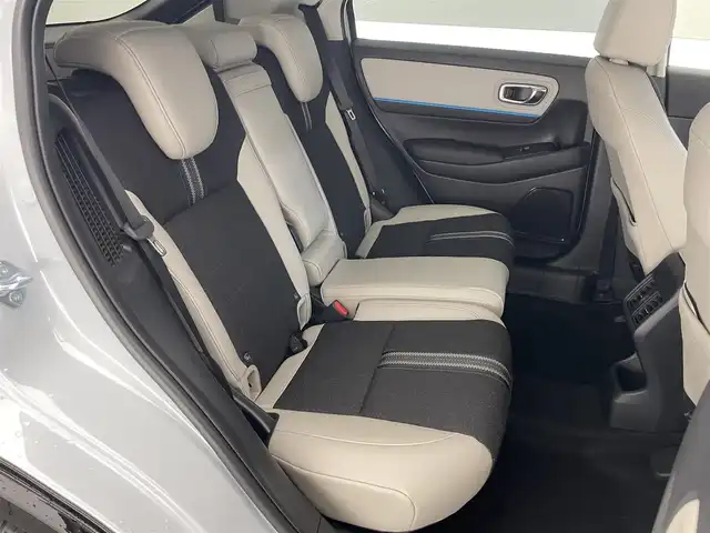 ホンダ ヴェゼル ハイブリッド e:HEV Z PLaYパッケージ 愛知県 2025(令7)年 0.4万km パールⅡ 純正９型ナビ　フルセグＴＶ　カープレイ対応　バックカメラ　白ハーフレザー　シートヒーター　ワイヤレス充電　ホンダセンシング　衝突軽減装置　追従クルコン　ＢＳＭ　ＬＥＤオートライト　フォグランプ　ハンドル支援　ETC2.0　パワーバックドア　ツートンカラー　保証書　ワンオナ　禁煙車/	Honda SENSING/	ブラインドスポットインフォメーション/	アダプティブドライビングビーム(ADB)/	後退出庫サポート/	Honda CONNECTディスプレー＋ETC2.0車載器＋ワイヤレス充電器/	運転席助手席シートヒーター/	ハンズフリーアクセスパワーテールゲート(予約クローズ機能付)/	LEDシーケンシャルターンシグナルランプ/	18インチアルミホイール/	コンビシート(PLaY専用)/	本革巻きステアリング