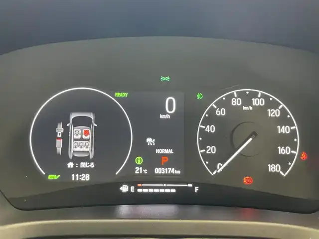 ホンダ ヴェゼル ハイブリッド e:HEV Z PLaYパッケージ 愛知県 2025(令7)年 0.4万km パールⅡ 純正９型ナビ　フルセグＴＶ　カープレイ対応　バックカメラ　白ハーフレザー　シートヒーター　ワイヤレス充電　ホンダセンシング　衝突軽減装置　追従クルコン　ＢＳＭ　ＬＥＤオートライト　フォグランプ　ハンドル支援　ETC2.0　パワーバックドア　ツートンカラー　保証書　ワンオナ　禁煙車/	Honda SENSING/	ブラインドスポットインフォメーション/	アダプティブドライビングビーム(ADB)/	後退出庫サポート/	Honda CONNECTディスプレー＋ETC2.0車載器＋ワイヤレス充電器/	運転席助手席シートヒーター/	ハンズフリーアクセスパワーテールゲート(予約クローズ機能付)/	LEDシーケンシャルターンシグナルランプ/	18インチアルミホイール/	コンビシート(PLaY専用)/	本革巻きステアリング