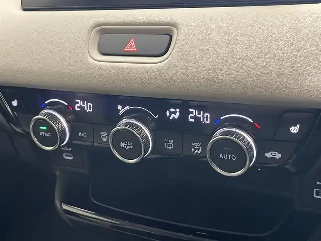 ホンダ ヴェゼル ハイブリッド e:HEV Z PLaYパッケージ 愛知県 2025(令7)年 0.4万km パールⅡ 純正９型ナビ　フルセグＴＶ　カープレイ対応　バックカメラ　白ハーフレザー　シートヒーター　ワイヤレス充電　ホンダセンシング　衝突軽減装置　追従クルコン　ＢＳＭ　ＬＥＤオートライト　フォグランプ　ハンドル支援　ETC2.0　パワーバックドア　ツートンカラー　保証書　ワンオナ　禁煙車/	Honda SENSING/	ブラインドスポットインフォメーション/	アダプティブドライビングビーム(ADB)/	後退出庫サポート/	Honda CONNECTディスプレー＋ETC2.0車載器＋ワイヤレス充電器/	運転席助手席シートヒーター/	ハンズフリーアクセスパワーテールゲート(予約クローズ機能付)/	LEDシーケンシャルターンシグナルランプ/	18インチアルミホイール/	コンビシート(PLaY専用)/	本革巻きステアリング