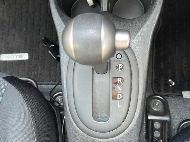 日産 ノート X DIG－S 岐阜県 2013(平25)年 7.9万km ブリリアントシルバー 社外ナビゲーション/Bluetooth/フルセグ視聴/CD/DVD/プッシュスタート/スマートキー/スペアキー/ドライブレコーダー/ハロゲンヘッドライト/アイドリングストップ/ETC/取説説明書・記録簿