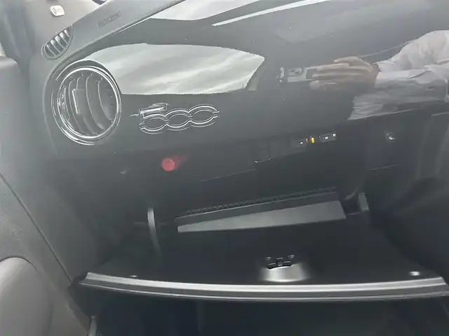 フィアット ５００ 120thタキシード 滋賀県 2019(令1)年 4.6万km パール 120thタキシード/ディスプレイオーディオ/USB/BT/FM/AM/スカイルーフ/16インチAW/ブラックルーフ/ETC