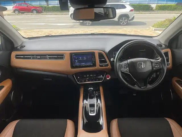 ホンダ ヴェゼル ハイブリッド Z ホンダセンシング 兵庫県 2020(令2)年 3.2万km プラチナホワイトパール ・ワンオーナー/・新車設定　キャメル内装/・純正メモリーナビ（VXM-214VFi）/・地デジ/DVD/BT/USB/・バックカメラ/・ステアリングリモコン/・ビルトインETC/・パドルシフト/・ハーフレザーシート（前席シートヒーター）/・プラズマクラスター搭載エアコン/・ドライブレコーダー/・ルーフレール/・アダプティブクルーズコントロール/・CMBS警告/・先行車発進お知らせ/・路外逸脱抑制制御/・レーンキープアシストシステム/・標識認識機能