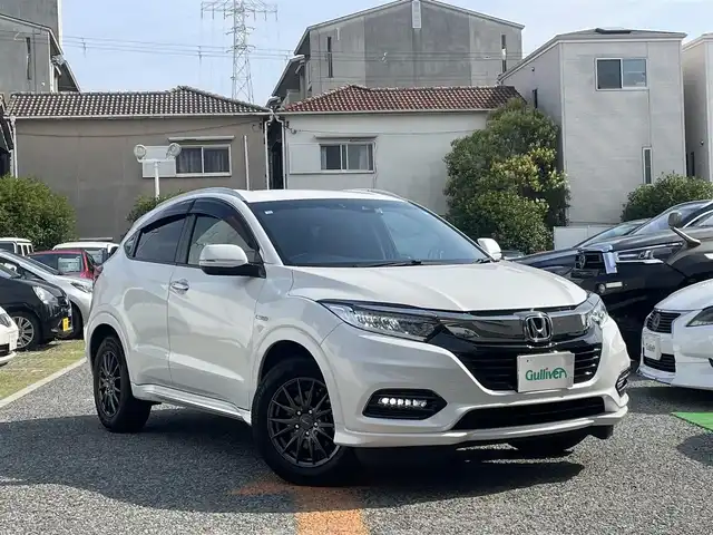 ホンダ ヴェゼル ハイブリッド Z ホンダセンシング 兵庫県 2020(令2)年 3.2万km プラチナホワイトパール ・ワンオーナー/・新車設定　キャメル内装/・純正メモリーナビ（VXM-214VFi）/・地デジ/DVD/BT/USB/・バックカメラ/・ステアリングリモコン/・ビルトインETC/・パドルシフト/・ハーフレザーシート（前席シートヒーター）/・プラズマクラスター搭載エアコン/・ドライブレコーダー/・ルーフレール/・アダプティブクルーズコントロール/・CMBS警告/・先行車発進お知らせ/・路外逸脱抑制制御/・レーンキープアシストシステム/・標識認識機能
