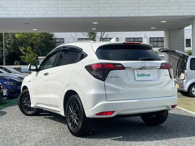 ホンダ ヴェゼル ハイブリッド Z ホンダセンシング 兵庫県 2020(令2)年 3.2万km プラチナホワイトパール ・ワンオーナー/・新車設定　キャメル内装/・純正メモリーナビ（VXM-214VFi）/・地デジ/DVD/BT/USB/・バックカメラ/・ステアリングリモコン/・ビルトインETC/・パドルシフト/・ハーフレザーシート（前席シートヒーター）/・プラズマクラスター搭載エアコン/・ドライブレコーダー/・ルーフレール/・アダプティブクルーズコントロール/・CMBS警告/・先行車発進お知らせ/・路外逸脱抑制制御/・レーンキープアシストシステム/・標識認識機能