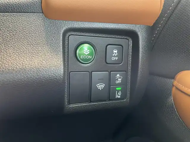 ホンダ ヴェゼル ハイブリッド Z ホンダセンシング 兵庫県 2020(令2)年 3.2万km プラチナホワイトパール ・ワンオーナー/・新車設定　キャメル内装/・純正メモリーナビ（VXM-214VFi）/・地デジ/DVD/BT/USB/・バックカメラ/・ステアリングリモコン/・ビルトインETC/・パドルシフト/・ハーフレザーシート（前席シートヒーター）/・プラズマクラスター搭載エアコン/・ドライブレコーダー/・ルーフレール/・アダプティブクルーズコントロール/・CMBS警告/・先行車発進お知らせ/・路外逸脱抑制制御/・レーンキープアシストシステム/・標識認識機能