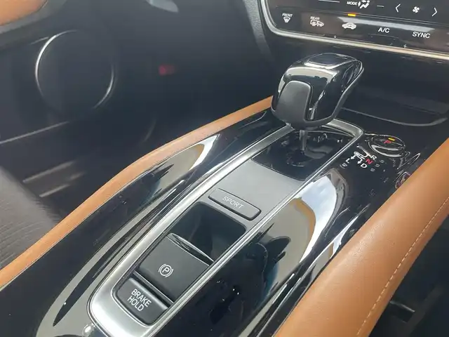 ホンダ ヴェゼル ハイブリッド Z ホンダセンシング 兵庫県 2020(令2)年 3.2万km プラチナホワイトパール ・ワンオーナー/・新車設定　キャメル内装/・純正メモリーナビ（VXM-214VFi）/・地デジ/DVD/BT/USB/・バックカメラ/・ステアリングリモコン/・ビルトインETC/・パドルシフト/・ハーフレザーシート（前席シートヒーター）/・プラズマクラスター搭載エアコン/・ドライブレコーダー/・ルーフレール/・アダプティブクルーズコントロール/・CMBS警告/・先行車発進お知らせ/・路外逸脱抑制制御/・レーンキープアシストシステム/・標識認識機能