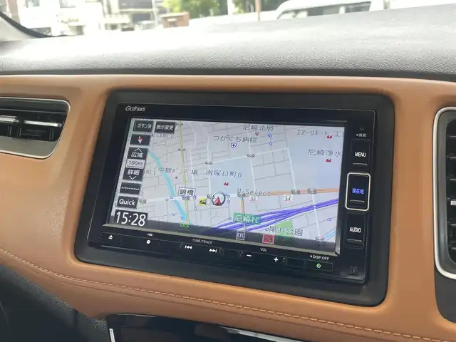 ホンダ ヴェゼル ハイブリッド Z ホンダセンシング 兵庫県 2020(令2)年 3.2万km プラチナホワイトパール ・ワンオーナー/・新車設定　キャメル内装/・純正メモリーナビ（VXM-214VFi）/・地デジ/DVD/BT/USB/・バックカメラ/・ステアリングリモコン/・ビルトインETC/・パドルシフト/・ハーフレザーシート（前席シートヒーター）/・プラズマクラスター搭載エアコン/・ドライブレコーダー/・ルーフレール/・アダプティブクルーズコントロール/・CMBS警告/・先行車発進お知らせ/・路外逸脱抑制制御/・レーンキープアシストシステム/・標識認識機能