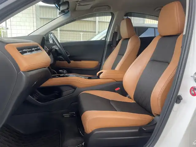 ホンダ ヴェゼル ハイブリッド Z ホンダセンシング 兵庫県 2020(令2)年 3.2万km プラチナホワイトパール ・ワンオーナー/・新車設定　キャメル内装/・純正メモリーナビ（VXM-214VFi）/・地デジ/DVD/BT/USB/・バックカメラ/・ステアリングリモコン/・ビルトインETC/・パドルシフト/・ハーフレザーシート（前席シートヒーター）/・プラズマクラスター搭載エアコン/・ドライブレコーダー/・ルーフレール/・アダプティブクルーズコントロール/・CMBS警告/・先行車発進お知らせ/・路外逸脱抑制制御/・レーンキープアシストシステム/・標識認識機能