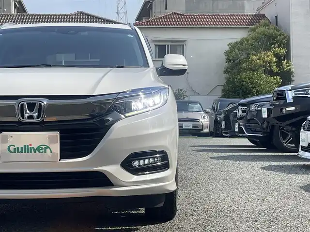 ホンダ ヴェゼル ハイブリッド Z ホンダセンシング 兵庫県 2020(令2)年 3.2万km プラチナホワイトパール ・ワンオーナー/・新車設定　キャメル内装/・純正メモリーナビ（VXM-214VFi）/・地デジ/DVD/BT/USB/・バックカメラ/・ステアリングリモコン/・ビルトインETC/・パドルシフト/・ハーフレザーシート（前席シートヒーター）/・プラズマクラスター搭載エアコン/・ドライブレコーダー/・ルーフレール/・アダプティブクルーズコントロール/・CMBS警告/・先行車発進お知らせ/・路外逸脱抑制制御/・レーンキープアシストシステム/・標識認識機能