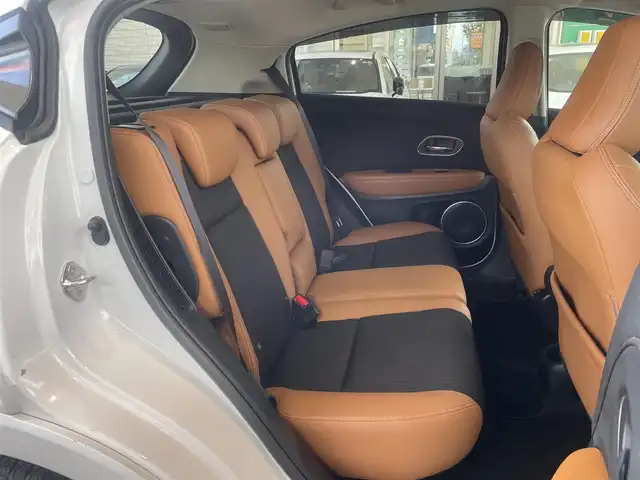 ホンダ ヴェゼル ハイブリッド Z ホンダセンシング 兵庫県 2020(令2)年 3.2万km プラチナホワイトパール ・ワンオーナー/・新車設定　キャメル内装/・純正メモリーナビ（VXM-214VFi）/・地デジ/DVD/BT/USB/・バックカメラ/・ステアリングリモコン/・ビルトインETC/・パドルシフト/・ハーフレザーシート（前席シートヒーター）/・プラズマクラスター搭載エアコン/・ドライブレコーダー/・ルーフレール/・アダプティブクルーズコントロール/・CMBS警告/・先行車発進お知らせ/・路外逸脱抑制制御/・レーンキープアシストシステム/・標識認識機能