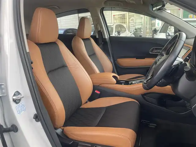 ホンダ ヴェゼル ハイブリッド Z ホンダセンシング 兵庫県 2020(令2)年 3.2万km プラチナホワイトパール ・ワンオーナー/・新車設定　キャメル内装/・純正メモリーナビ（VXM-214VFi）/・地デジ/DVD/BT/USB/・バックカメラ/・ステアリングリモコン/・ビルトインETC/・パドルシフト/・ハーフレザーシート（前席シートヒーター）/・プラズマクラスター搭載エアコン/・ドライブレコーダー/・ルーフレール/・アダプティブクルーズコントロール/・CMBS警告/・先行車発進お知らせ/・路外逸脱抑制制御/・レーンキープアシストシステム/・標識認識機能