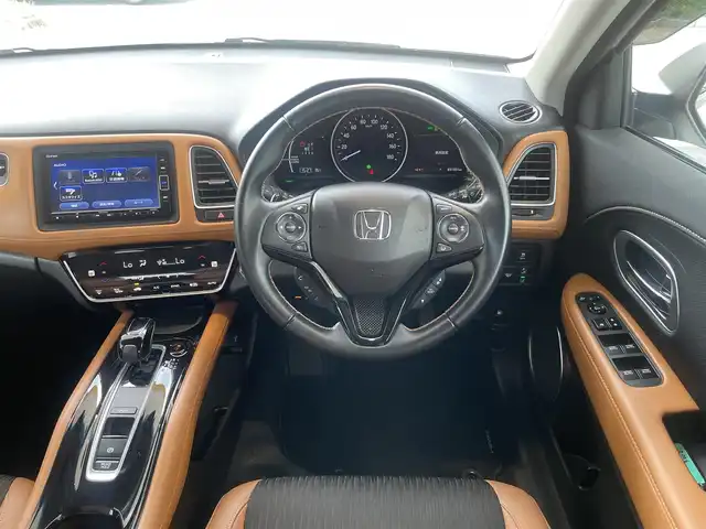 ホンダ ヴェゼル ハイブリッド Z ホンダセンシング 兵庫県 2020(令2)年 3.2万km プラチナホワイトパール ・ワンオーナー/・新車設定　キャメル内装/・純正メモリーナビ（VXM-214VFi）/・地デジ/DVD/BT/USB/・バックカメラ/・ステアリングリモコン/・ビルトインETC/・パドルシフト/・ハーフレザーシート（前席シートヒーター）/・プラズマクラスター搭載エアコン/・ドライブレコーダー/・ルーフレール/・アダプティブクルーズコントロール/・CMBS警告/・先行車発進お知らせ/・路外逸脱抑制制御/・レーンキープアシストシステム/・標識認識機能