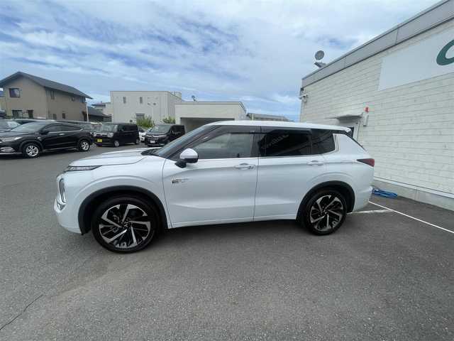 三菱 アウトランダー ＰＨＥＶ P 神奈川県 2023(令5)年 0.2万km パール