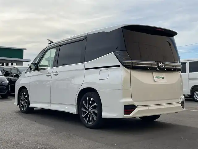 トヨタ ヴォクシー S－Z 東京都 2022(令4)年 5.7万km ホワイトパールクリスタルシャイン 純正１０．５型ナビ　/追従クルコン　/両側電動ドア　/前後ドラレコ　/ＨＤＭＩ　/ビルトイン２．０ＥＴＣ　/フルセグＴＶ　/Ｂｌｕｅｔｏｏｔｈ　/シートヒーター　/ハーフレザー　/ＤＶＤ　/ＬＥＤヘッド　/トヨタセーフティ