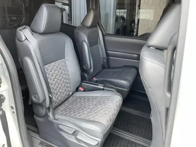 トヨタ ヴォクシー S－Z 東京都 2022(令4)年 5.7万km ホワイトパールクリスタルシャイン 純正１０．５型ナビ　/追従クルコン　/両側電動ドア　/前後ドラレコ　/ＨＤＭＩ　/ビルトイン２．０ＥＴＣ　/フルセグＴＶ　/Ｂｌｕｅｔｏｏｔｈ　/シートヒーター　/ハーフレザー　/ＤＶＤ　/ＬＥＤヘッド　/トヨタセーフティ