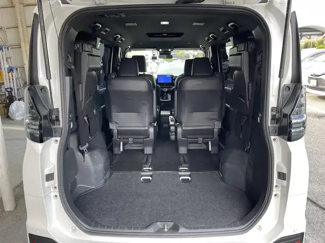 トヨタ ヴォクシー S－Z 東京都 2022(令4)年 5.7万km ホワイトパールクリスタルシャイン 純正１０．５型ナビ　/追従クルコン　/両側電動ドア　/前後ドラレコ　/ＨＤＭＩ　/ビルトイン２．０ＥＴＣ　/フルセグＴＶ　/Ｂｌｕｅｔｏｏｔｈ　/シートヒーター　/ハーフレザー　/ＤＶＤ　/ＬＥＤヘッド　/トヨタセーフティ