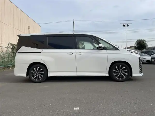 トヨタ ヴォクシー S－Z 東京都 2022(令4)年 5.7万km ホワイトパールクリスタルシャイン 純正１０．５型ナビ　/追従クルコン　/両側電動ドア　/前後ドラレコ　/ＨＤＭＩ　/ビルトイン２．０ＥＴＣ　/フルセグＴＶ　/Ｂｌｕｅｔｏｏｔｈ　/シートヒーター　/ハーフレザー　/ＤＶＤ　/ＬＥＤヘッド　/トヨタセーフティ