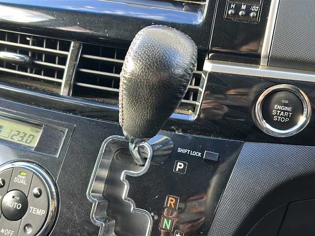 トヨタ エスティマ アエラス プレミアムエディション 京都府 2013(平25)年 8.6万km ホワイトパールクリスタルシャイン (株)IDOMが運営する【じしゃロン伏見店】の自社ローン専用車両になりますこちらは現金またはオートローンご利用時の価格です。自社ローンご希望の方は別途その旨お申付け下さい