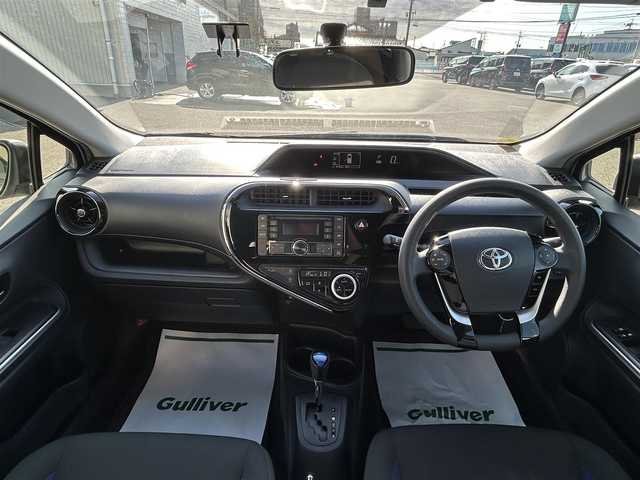 トヨタ アクア S 山形県 2018(平30)年 5.6万km スーパーホワイトⅡ 純正カーオーディオ/　　【CD USB AUX AM/FM】/アイドリングストップ/横滑り防止装置/ステアリングスイッチ/電動格納ウィンカーミラー/純正フロアマット/ドアバイザ―/リモコンキー×2/ETC
