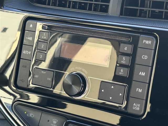 トヨタ アクア S 山形県 2018(平30)年 5.6万km スーパーホワイトⅡ 純正カーオーディオ/　　【CD USB AUX AM/FM】/アイドリングストップ/横滑り防止装置/ステアリングスイッチ/電動格納ウィンカーミラー/純正フロアマット/ドアバイザ―/リモコンキー×2/ETC