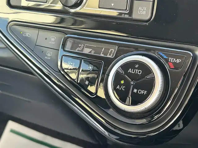 トヨタ アクア S 山形県 2018(平30)年 5.6万km スーパーホワイトⅡ 純正カーオーディオ/　　【CD USB AUX AM/FM】/アイドリングストップ/横滑り防止装置/ステアリングスイッチ/電動格納ウィンカーミラー/純正フロアマット/ドアバイザ―/リモコンキー×2/ETC