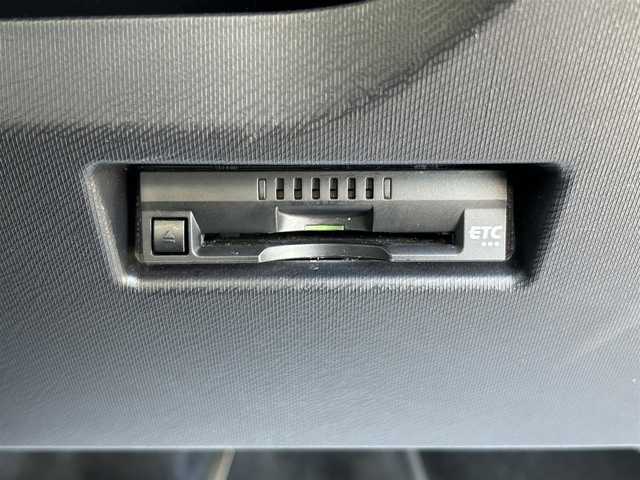 トヨタ アクア S 山形県 2018(平30)年 5.6万km スーパーホワイトⅡ 純正カーオーディオ/　　【CD USB AUX AM/FM】/アイドリングストップ/横滑り防止装置/ステアリングスイッチ/電動格納ウィンカーミラー/純正フロアマット/ドアバイザ―/リモコンキー×2/ETC
