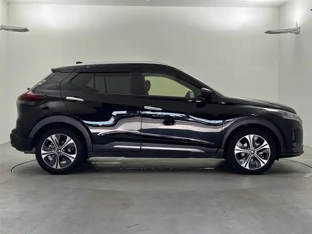 日産 キックス X 福井県 2021(令3)年 1.4万km ピュアブラック プロパイロット/・衝突軽減ブレーキ/・車線逸脱警報機能/・レーンキープアシスト/・クルーズコントロール（追従有）/純正ナビゲーション/【AM/FM/CD/Bluetooth/フルセグTV】/アラウンドビューモニター/ビルトインETC/デジタルインナーミラー/オートライト/LEDヘッドライド/ヘッドライドレベライザー/プッシュスタート/スマートキー/取扱説明書