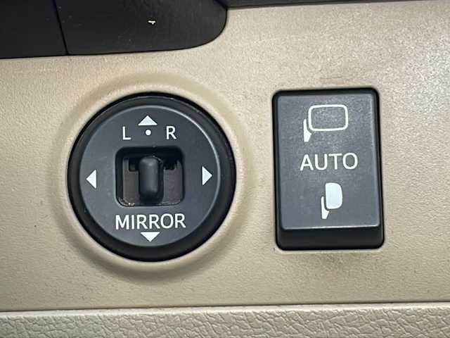 トヨタ クラウン ロイヤル ロイヤルサルーン 三重県 2008(平20)年 7.9万km ホワイトパールクリスタルシャイン 純正ナビ /バックカメラ /ビルトインETC /コーナーセンサー /前席パワーシート /クルーズコントロール /ウッドコンビステアリング /オートライト /純正フロアマット /電動格納ミラー /取扱説明書 /保証書