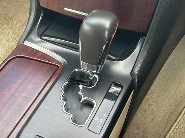 トヨタ クラウン ロイヤル ロイヤルサルーン 三重県 2008(平20)年 7.9万km ホワイトパールクリスタルシャイン 純正ナビ /バックカメラ /ビルトインETC /コーナーセンサー /前席パワーシート /クルーズコントロール /ウッドコンビステアリング /オートライト /純正フロアマット /電動格納ミラー /取扱説明書 /保証書