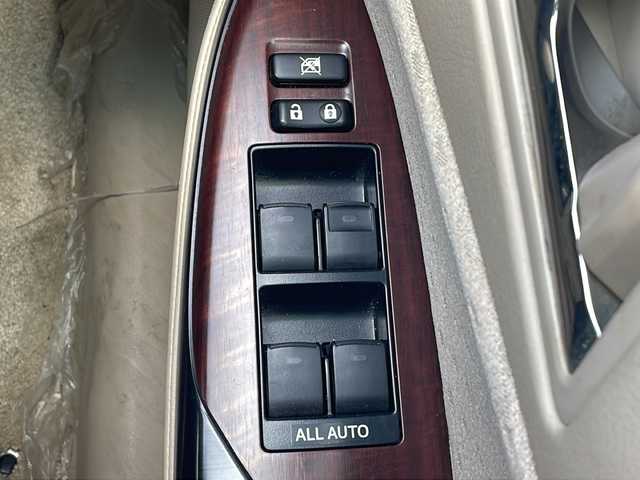 トヨタ クラウン ロイヤル ロイヤルサルーン 三重県 2008(平20)年 7.9万km ホワイトパールクリスタルシャイン 純正ナビ /バックカメラ /ビルトインETC /コーナーセンサー /前席パワーシート /クルーズコントロール /ウッドコンビステアリング /オートライト /純正フロアマット /電動格納ミラー /取扱説明書 /保証書