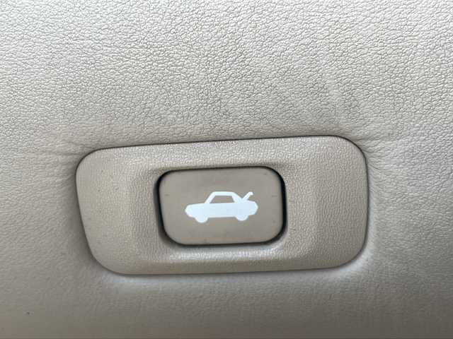 トヨタ クラウン ロイヤル ロイヤルサルーン 三重県 2008(平20)年 7.9万km ホワイトパールクリスタルシャイン 純正ナビ /バックカメラ /ビルトインETC /コーナーセンサー /前席パワーシート /クルーズコントロール /ウッドコンビステアリング /オートライト /純正フロアマット /電動格納ミラー /取扱説明書 /保証書