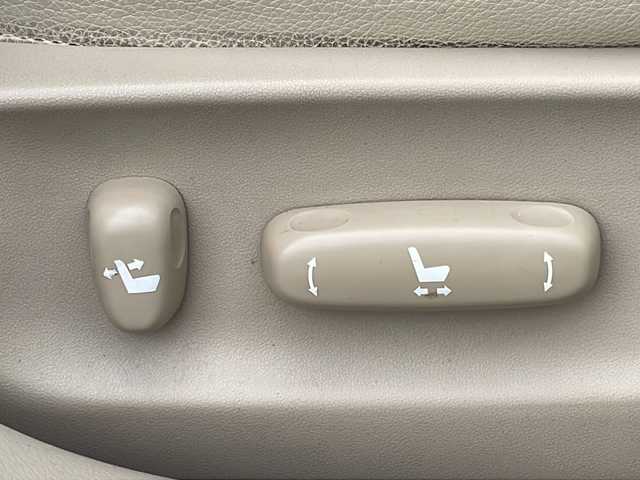 トヨタ クラウン ロイヤル ロイヤルサルーン 三重県 2008(平20)年 7.9万km ホワイトパールクリスタルシャイン 純正ナビ /バックカメラ /ビルトインETC /コーナーセンサー /前席パワーシート /クルーズコントロール /ウッドコンビステアリング /オートライト /純正フロアマット /電動格納ミラー /取扱説明書 /保証書