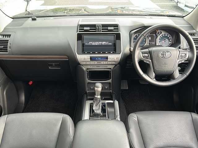 トヨタ ランドクルーザー プラド TX Lパッケージ マットブラED 広島県 2023(令5)年 2.8万km ブラック 禁煙車/７人乗/ブラックルーフレール/ムーンルーフ/トヨタセーフティセンス/・プリクラッシュセーフティ/・レーンディパーチャーアラート/・レーントレーシングアシスト/・オートマチックハイビーム/・RSA/・先行車発進告知/クリアランスソナー/純正ナビ/・フルセグTV/CD/DVD/Bluetooth//バックカメラ/革巻きステアリング/ステアリングスイッチ/オートライト/ヘッドランプウォッシャー/LEDヘッドライト/フォグランプ/黒レザーシート/シートヒーター/ベンチレーション/パワーシート/前後ドライブレコーダー/ETC2.0/純正フロアマット