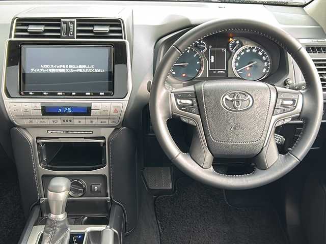 トヨタ ランドクルーザー プラド TX Lパッケージ マットブラED 広島県 2023(令5)年 2.8万km ブラック 禁煙車/７人乗/ブラックルーフレール/ムーンルーフ/トヨタセーフティセンス/・プリクラッシュセーフティ/・レーンディパーチャーアラート/・レーントレーシングアシスト/・オートマチックハイビーム/・RSA/・先行車発進告知/クリアランスソナー/純正ナビ/・フルセグTV/CD/DVD/Bluetooth//バックカメラ/革巻きステアリング/ステアリングスイッチ/オートライト/ヘッドランプウォッシャー/LEDヘッドライト/フォグランプ/黒レザーシート/シートヒーター/ベンチレーション/パワーシート/前後ドライブレコーダー/ETC2.0/純正フロアマット