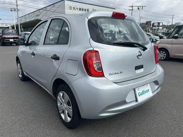 日産 マーチ 12S 岡山県 2016(平28)年 7.1万km ブリリアントシルバー 登録時走行距離70719km/純正オーディオ/横滑り防止装置/ヘッドライトレベライザー/電動格納ミラー/純正フロアマット/リモコンキー/保証書/取扱説明書