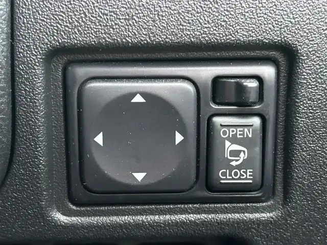 日産 マーチ 12S 岡山県 2016(平28)年 7.1万km ブリリアントシルバー 登録時走行距離70719km/純正オーディオ/横滑り防止装置/ヘッドライトレベライザー/電動格納ミラー/純正フロアマット/リモコンキー/保証書/取扱説明書