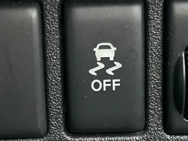 日産 マーチ 12S 岡山県 2016(平28)年 7.1万km ブリリアントシルバー 登録時走行距離70719km/純正オーディオ/横滑り防止装置/ヘッドライトレベライザー/電動格納ミラー/純正フロアマット/リモコンキー/保証書/取扱説明書