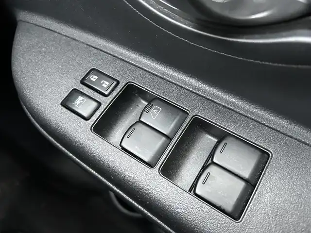 日産 マーチ 12S 岡山県 2016(平28)年 7.1万km ブリリアントシルバー 登録時走行距離70719km/純正オーディオ/横滑り防止装置/ヘッドライトレベライザー/電動格納ミラー/純正フロアマット/リモコンキー/保証書/取扱説明書