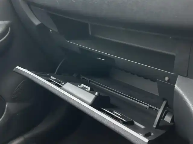 日産 マーチ 12S 岡山県 2016(平28)年 7.1万km ブリリアントシルバー 登録時走行距離70719km/純正オーディオ/横滑り防止装置/ヘッドライトレベライザー/電動格納ミラー/純正フロアマット/リモコンキー/保証書/取扱説明書