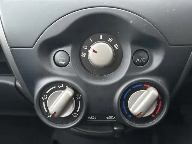 日産 マーチ 12S 岡山県 2016(平28)年 7.1万km ブリリアントシルバー 登録時走行距離70719km/純正オーディオ/横滑り防止装置/ヘッドライトレベライザー/電動格納ミラー/純正フロアマット/リモコンキー/保証書/取扱説明書