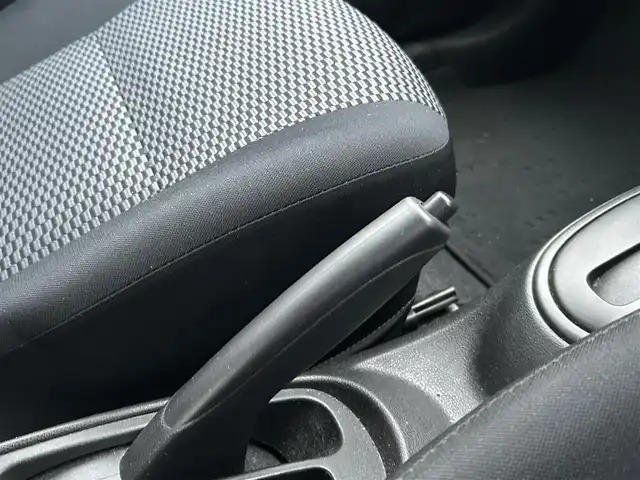 日産 マーチ 12S 岡山県 2016(平28)年 7.1万km ブリリアントシルバー 登録時走行距離70719km/純正オーディオ/横滑り防止装置/ヘッドライトレベライザー/電動格納ミラー/純正フロアマット/リモコンキー/保証書/取扱説明書