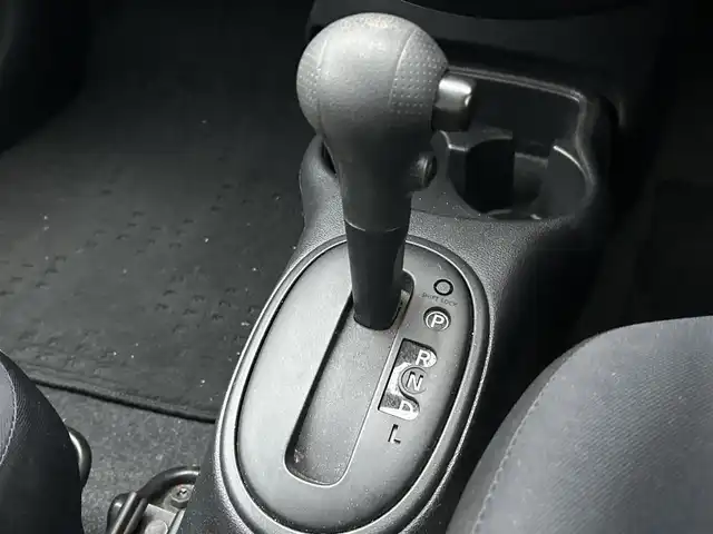 日産 マーチ 12S 岡山県 2016(平28)年 7.1万km ブリリアントシルバー 登録時走行距離70719km/純正オーディオ/横滑り防止装置/ヘッドライトレベライザー/電動格納ミラー/純正フロアマット/リモコンキー/保証書/取扱説明書