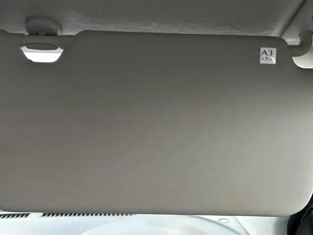 日産 マーチ 12S 岡山県 2016(平28)年 7.1万km ブリリアントシルバー 登録時走行距離70719km/純正オーディオ/横滑り防止装置/ヘッドライトレベライザー/電動格納ミラー/純正フロアマット/リモコンキー/保証書/取扱説明書