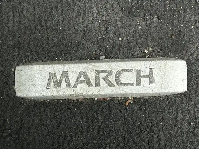 日産 マーチ 12S 岡山県 2016(平28)年 7.1万km ブリリアントシルバー 登録時走行距離70719km/純正オーディオ/横滑り防止装置/ヘッドライトレベライザー/電動格納ミラー/純正フロアマット/リモコンキー/保証書/取扱説明書